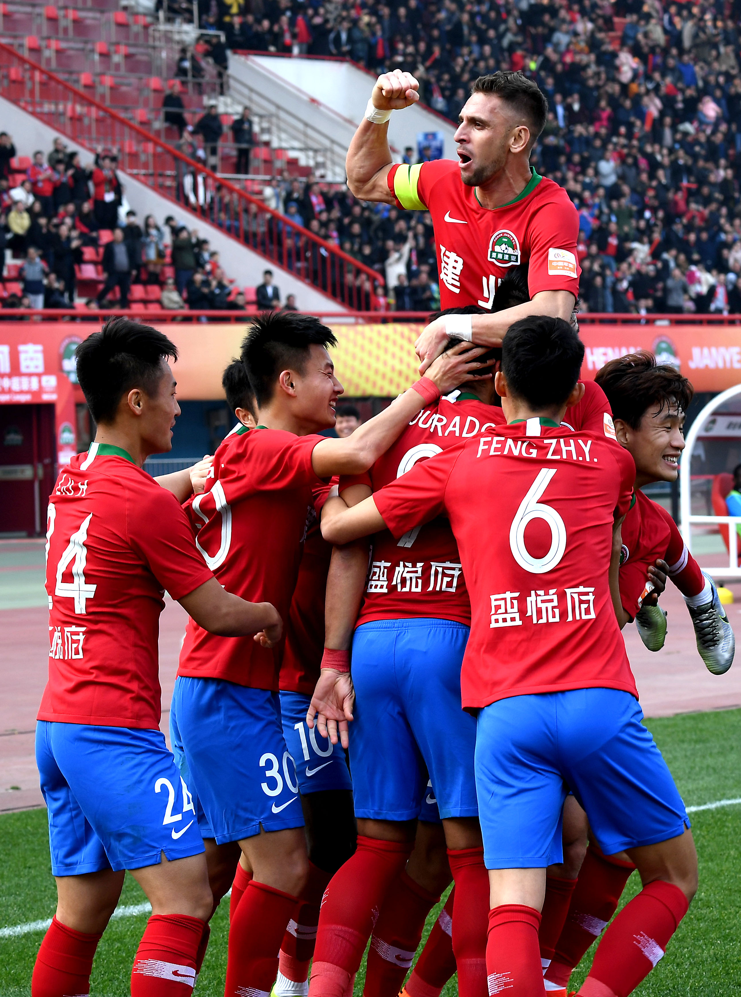 足坛一夜综述！巴萨3-2皇马，曼联1-2出局，国米丢分，拜仁8-1